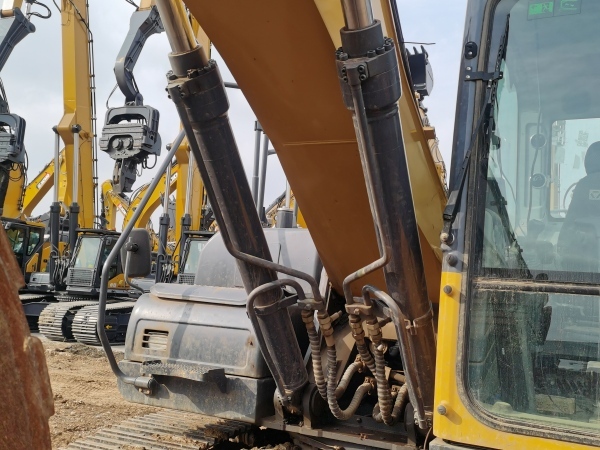 徐工XE215D中型挖掘机