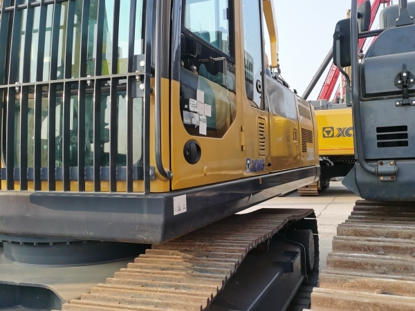 徐工XE335C大型挖掘机