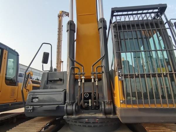徐工XE335C大型挖掘机