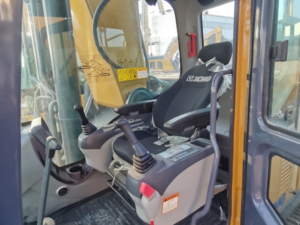 徐工XE335C大型挖掘机
