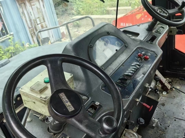 徐工XP303K轮胎压路机